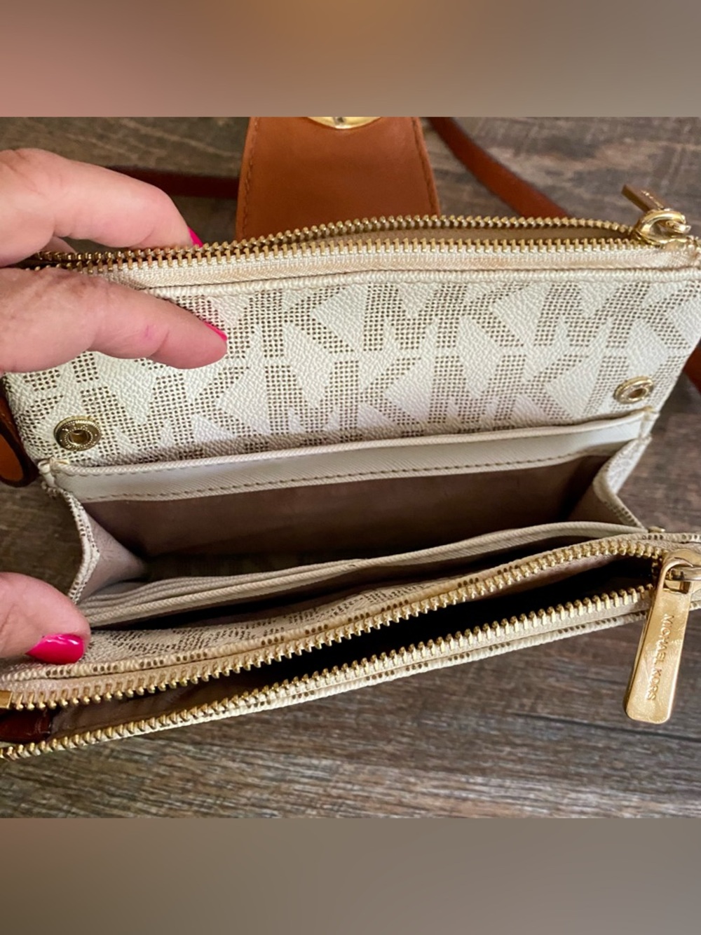 Michael Kors Vanilla/Brown Leather Signature Fulton Monogram Crossbody bag - Picture 6 of 12